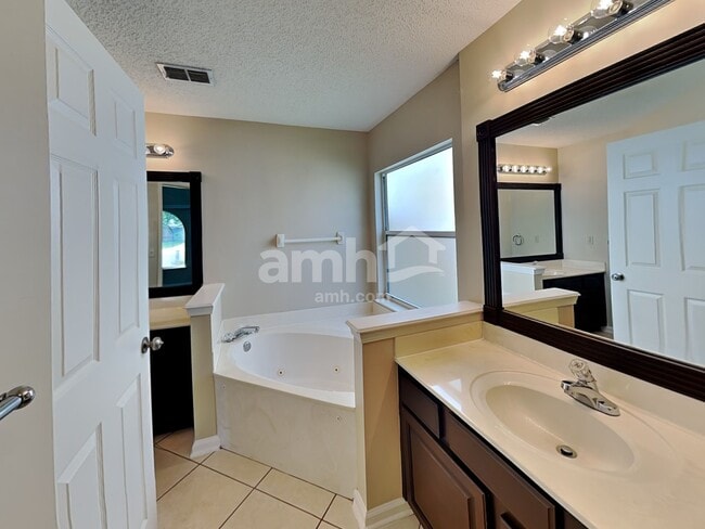 Building Photo - 8216 Leafcrest Dr