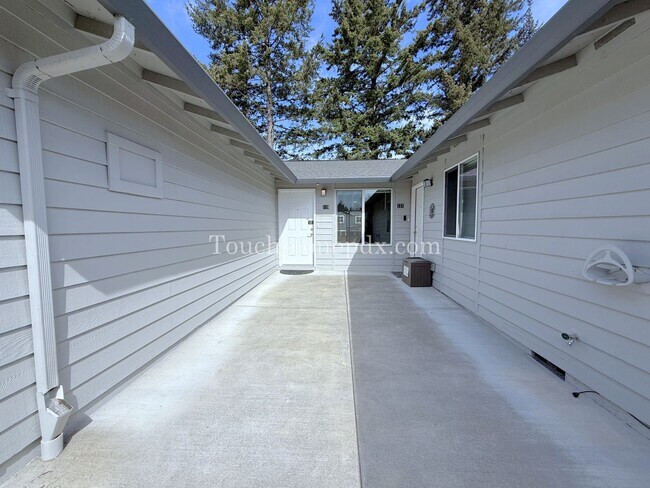 Building Photo - 119 SE Sweetbriar Ln