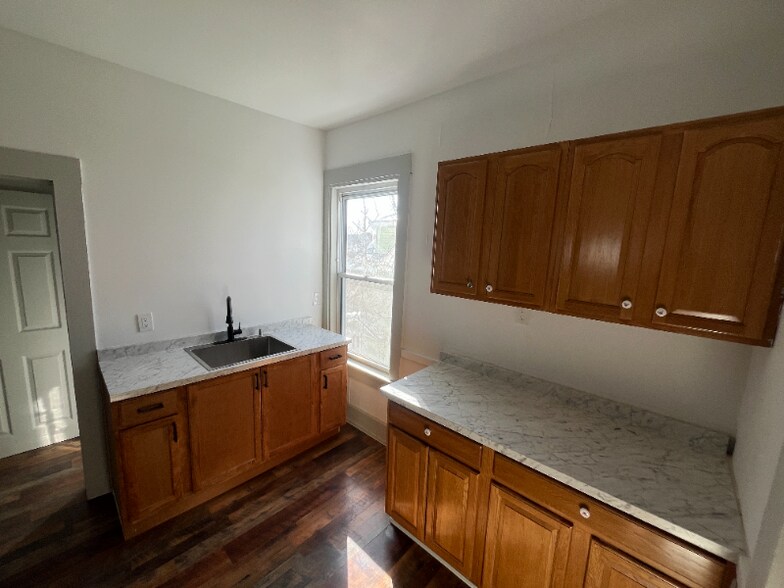 Building Photo - 40 Garnet St