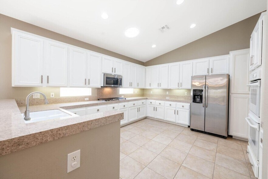 Building Photo - 45218 Coeur Dalene Dr