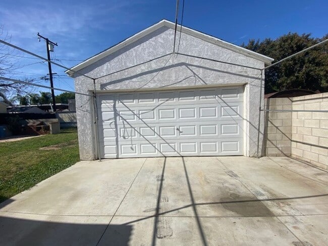 Building Photo - 11919 Hopland St