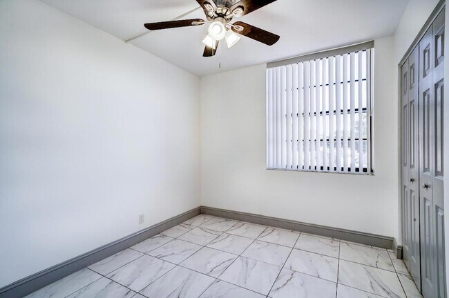 Building Photo - 212 Lake Pointe Dr