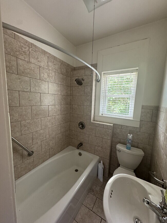 Building Photo - Charming 1 Bedroom Apartment in Chicopee V...