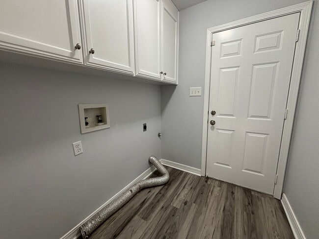 Building Photo - SPACIOUS HOME WITH FLEX ROOM