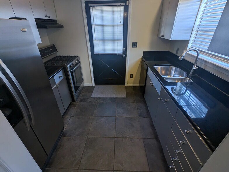 Building Photo - 1025 Brookhurst Dr