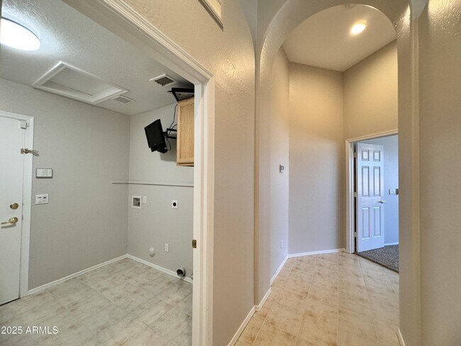 Building Photo - 673 S Peppertree Dr