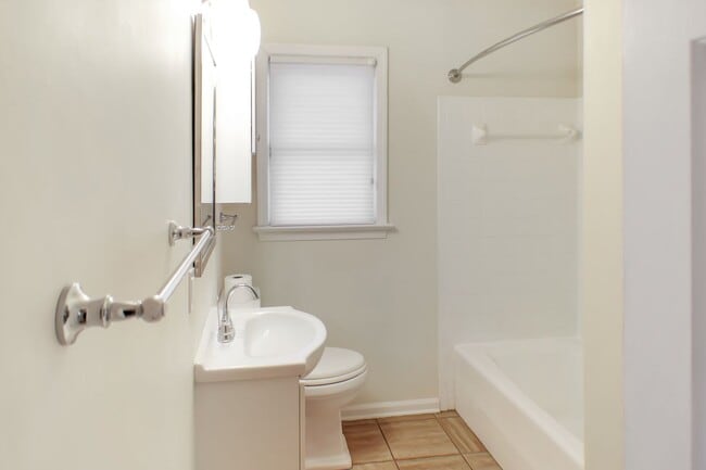 Building Photo - 4 Bedroom on 1 acre