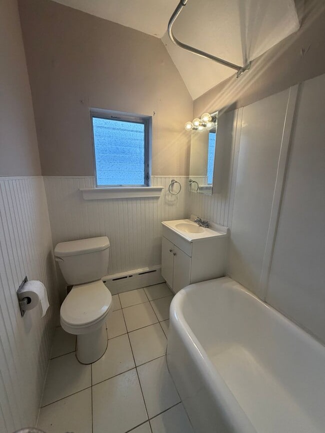 Building Photo - 1010 Chestnut St