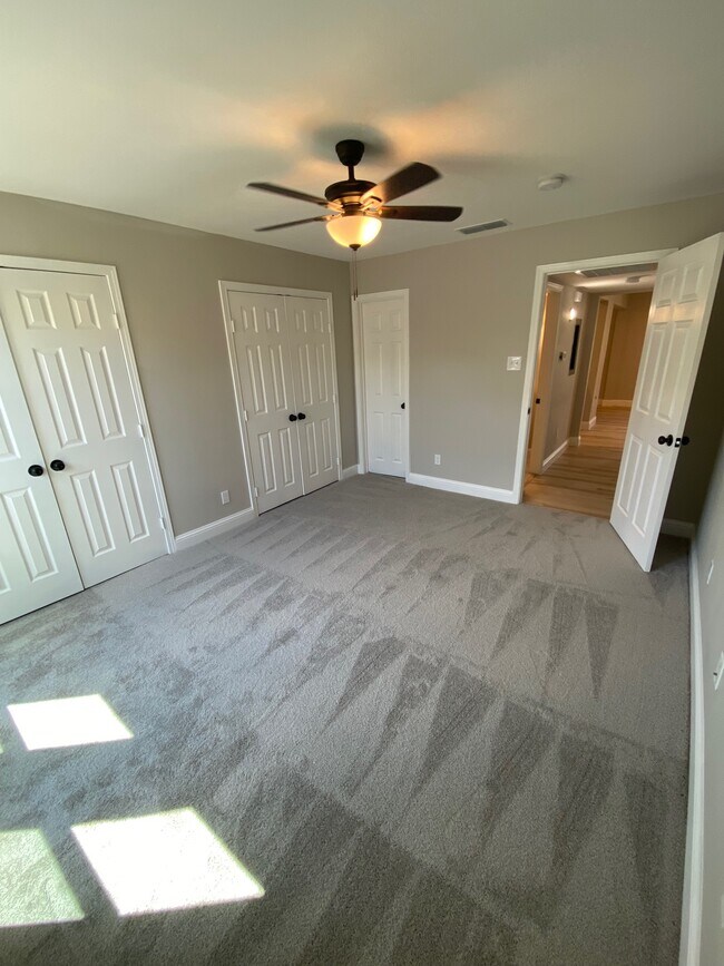 Building Photo - 5826 Sandhurst Ln