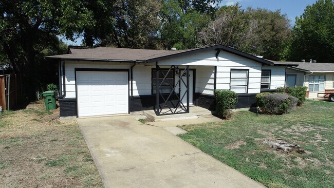 Building Photo - 2113 Cloverdale St