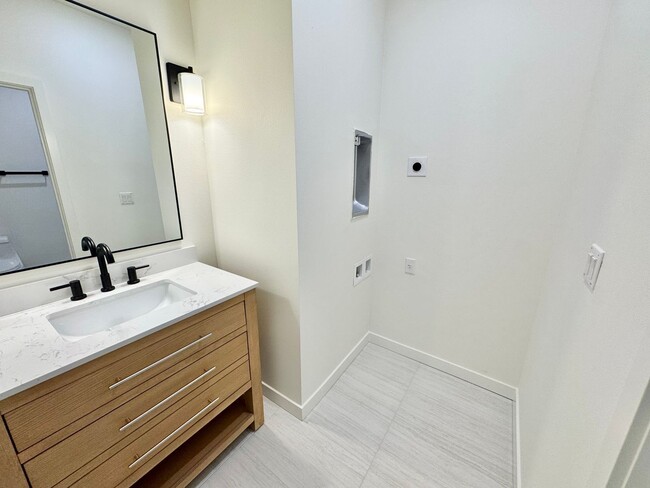 Building Photo - *1 MONTH FREE RENT* A 2bd/2bath Modern Tow...