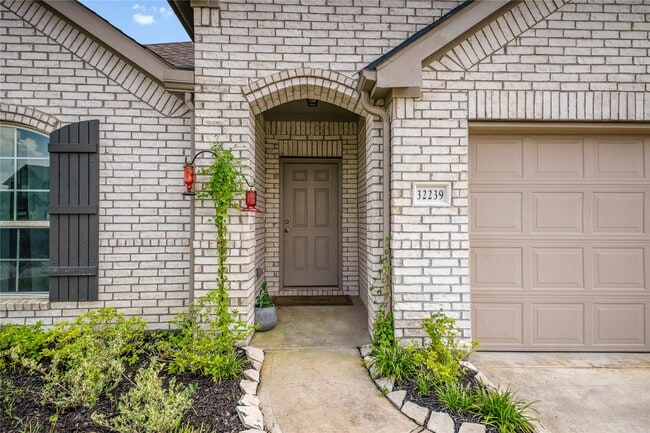 Building Photo - 32239 Cedar Crst Dr