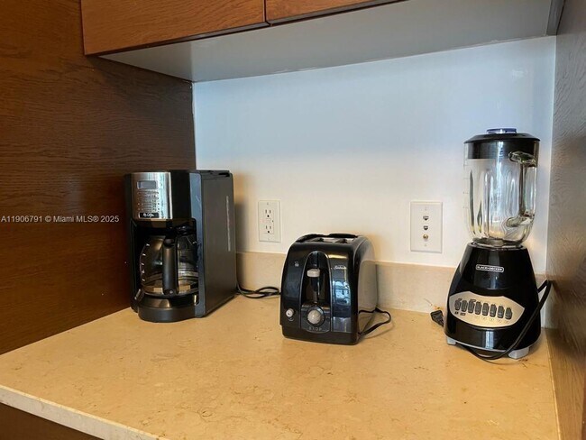 Building Photo - 485 Brickell Ave