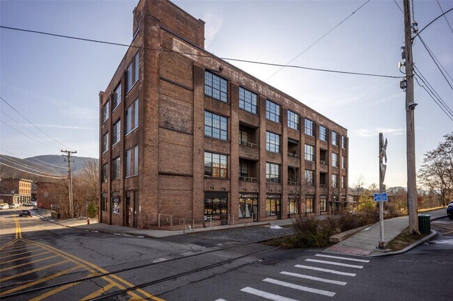 Building Photo - 44 E Main St