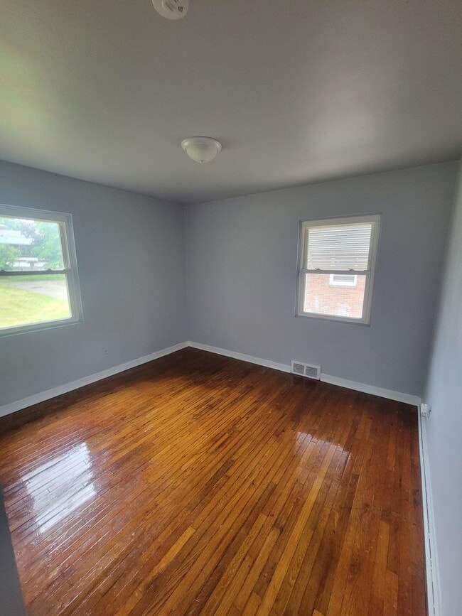 Building Photo - 2 Bedroom / 1.5 Bathroom House with Garage