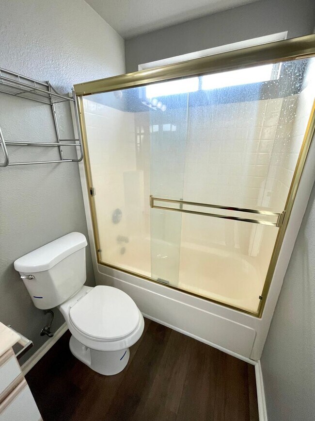 Building Photo - Nice 3 bedroom, 2.5 bathroom home in quiet neighborhood