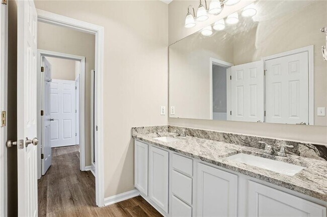 Building Photo - 405 Chadwick Cmns