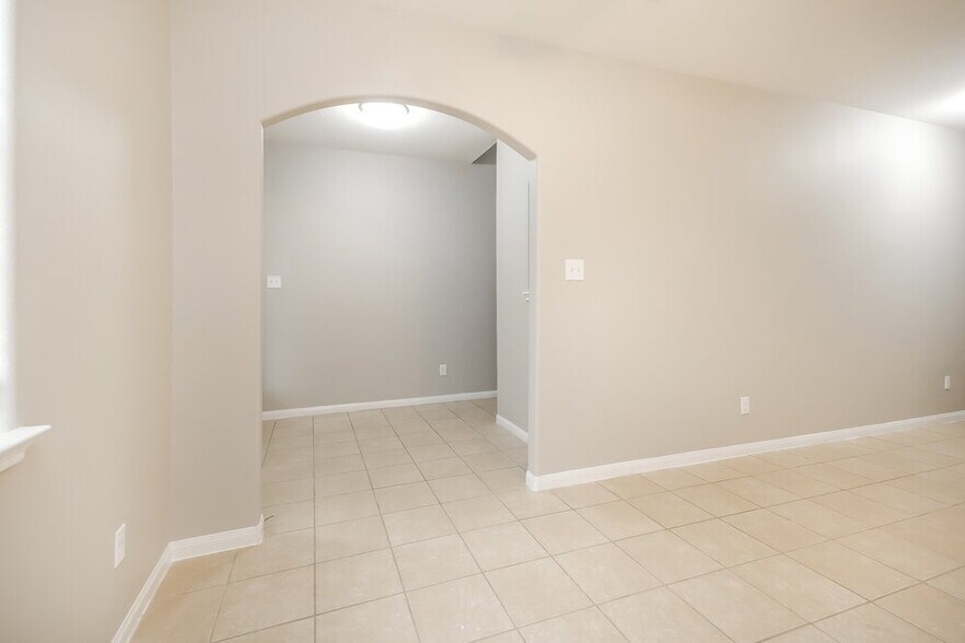 Building Photo - 10296 Stone Gate Dr