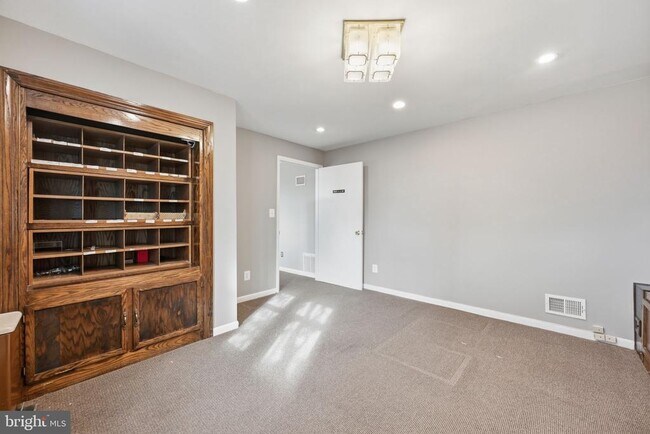 Building Photo - 1721 University Blvd W