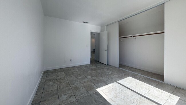 Building Photo - 228 Janan Ct