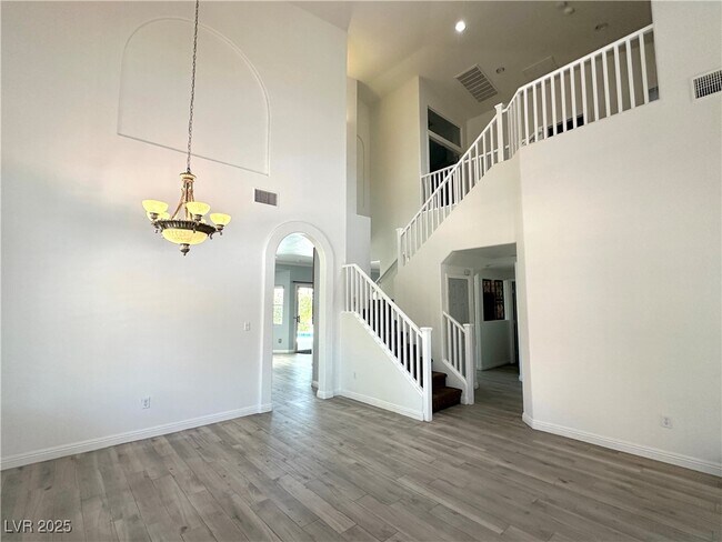 Building Photo - 2434 Amoretti St