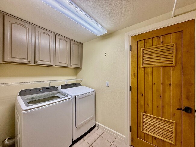 Building Photo - Gorgeous 4 Bedroom Townhome located in Gated Broadmoor Community