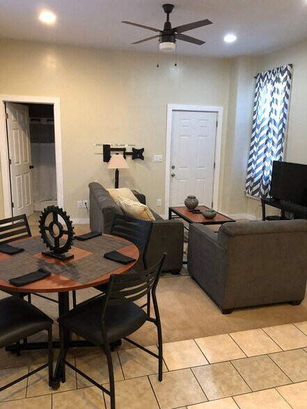 Building Photo - 35 E Market St