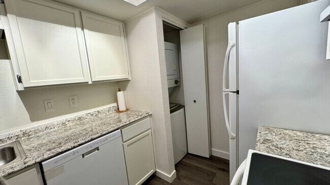 Building Photo - Upgraded 2 Bed, 2 Bath Condo - Available NOW!