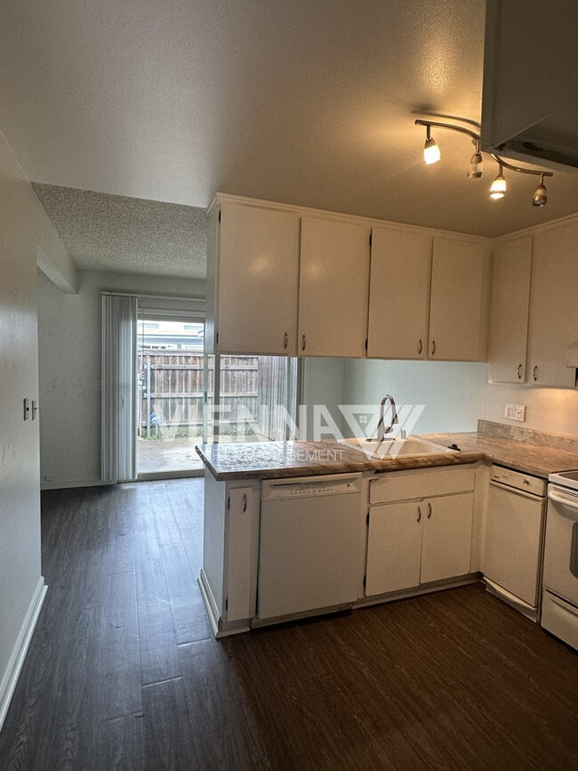 Building Photo - 5066 Greenberry Dr