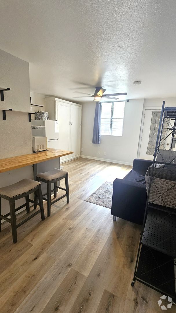 Building Photo - Studio, 1 covered parking with Murphy bed