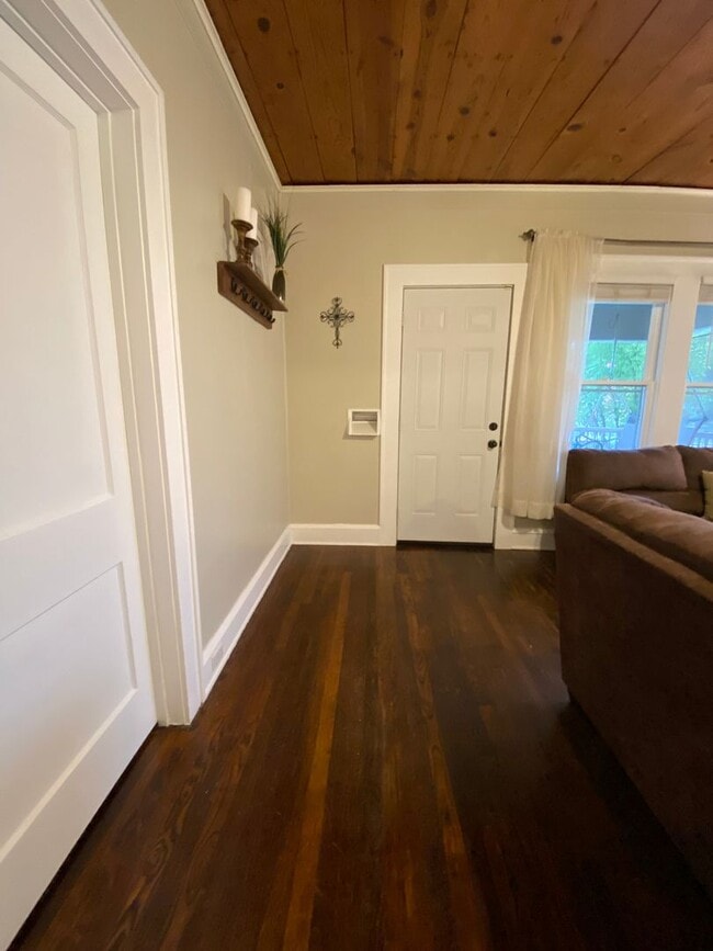 Building Photo - Awesome Farmhouse Home