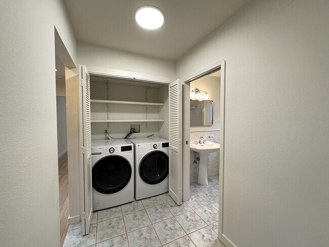 Building Photo - Beautifully Updated 4BD/2BA Single-Family Home in Palo Alto