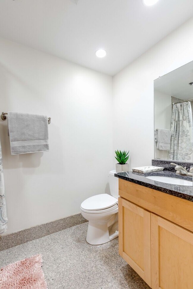 Building Photo - NORTH END 3 BED 2 BATH!!!