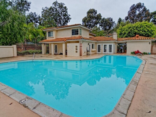 Building Photo - Sunny Top Floor Condo With Private Balcony...