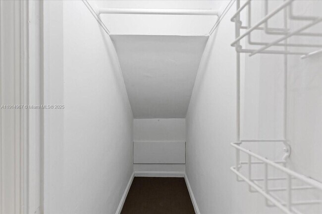 Building Photo - 1961 NE 188th St