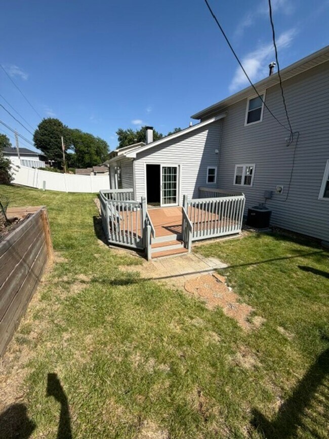 Building Photo - Central Davenport 4 Bedroom House