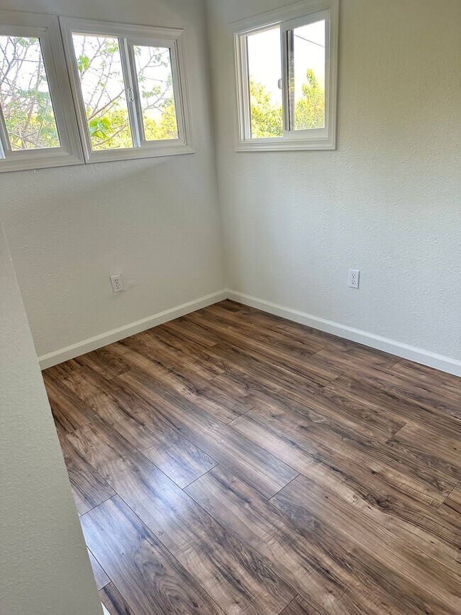 Building Photo - Beautiful 2 Bedroom 1 Bath Single Family Home Available 04/06/26