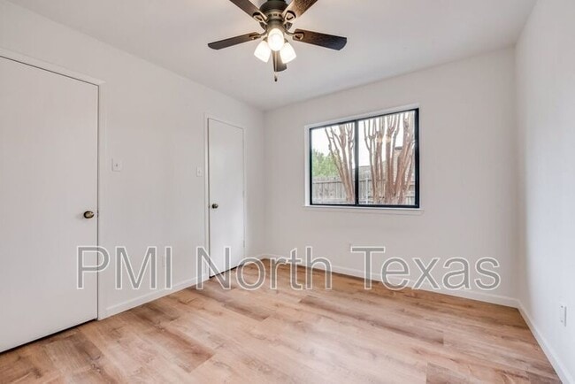 Building Photo - 8880 Woodstream Dr