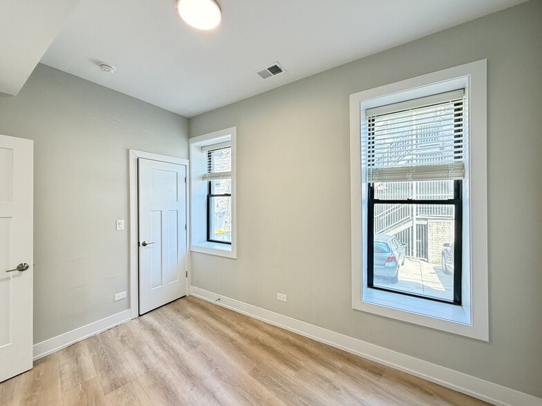 Building Photo - 452 W Belden Ave