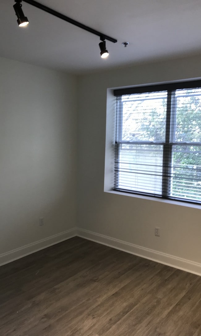 Building Photo - 827 N State St