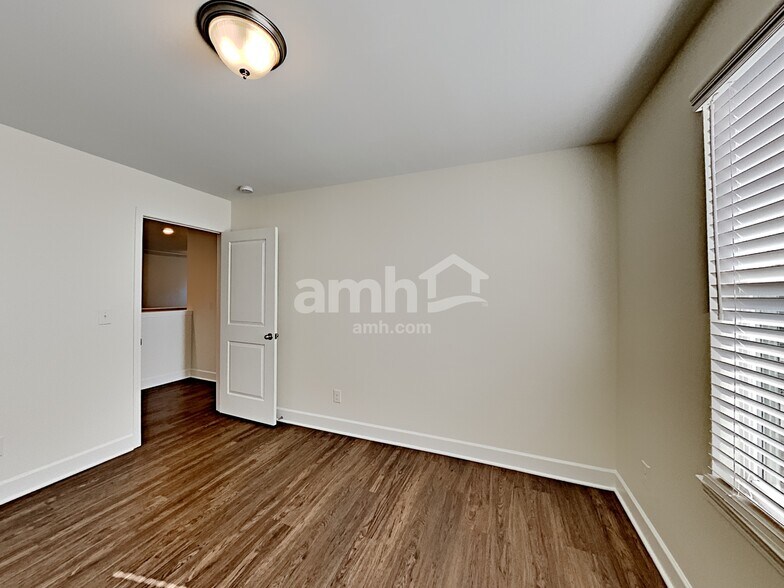 Building Photo - 4300 Longfellow Dr