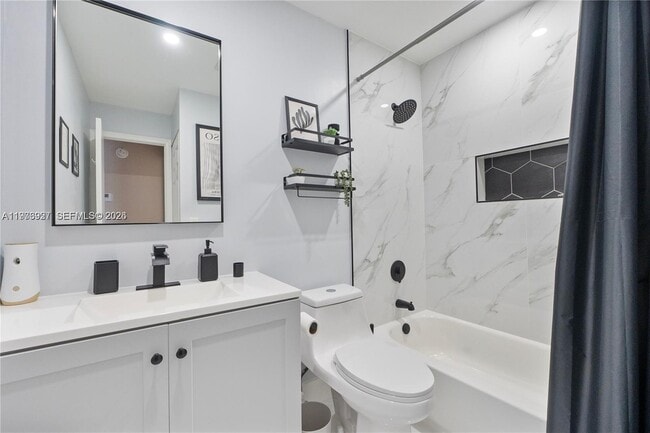 Building Photo - 796 Banks Rd