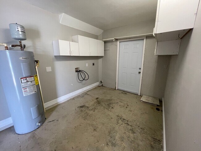 Building Photo - CUTE 2 Bedroom 2 Bath duplex