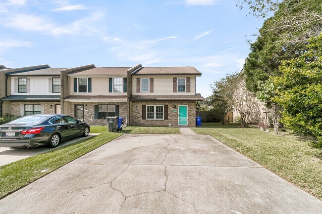 Building Photo - 3 Bedroom 1.5 Bath Town Home in North Char...