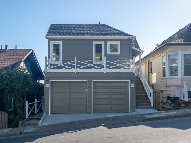 Building Photo - Stunning, Newly Remodeled, Top Floor Flat, Huge Private Deck,  Bay Views, Laundry! Parking! PROGR...