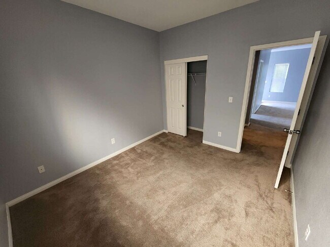 Building Photo - "Charming 3-Bed Oasis with 2 Full Baths in North Las Vegas – 1305 Sq Ft of Comfort!"