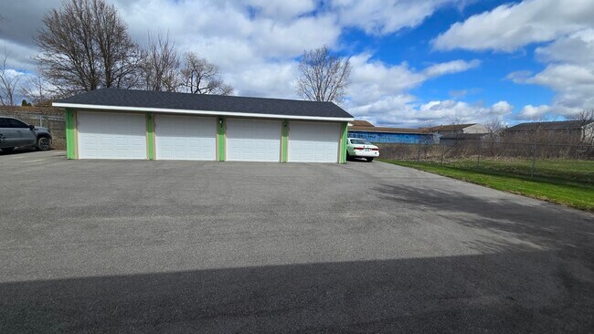 Building Photo - 1063 E 16th St