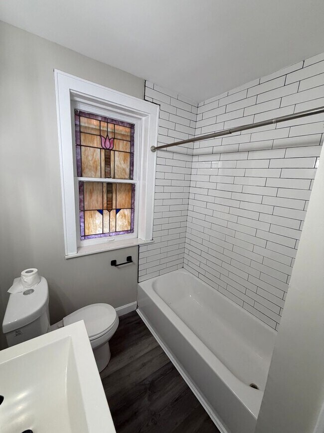 Building Photo - 5041 Lindenwood Ave