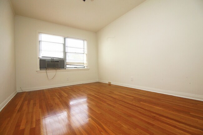 Building Photo - 1123-1127 Larrabee St