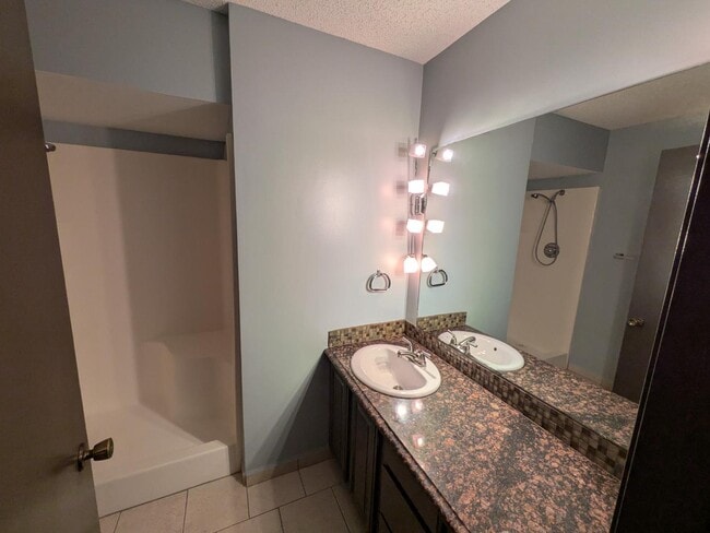 Building Photo - 3136 N Longfellow Ct
